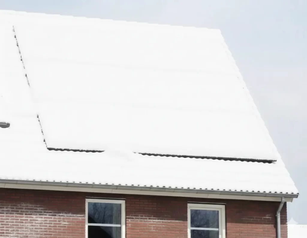 besneeuwde zonnepanelen